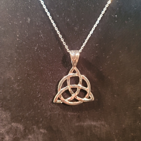 0510. Silver Interwoven ~Triquetra Pendant w/ Radiant Detailing and 18" Chain - Picture 6 of 7